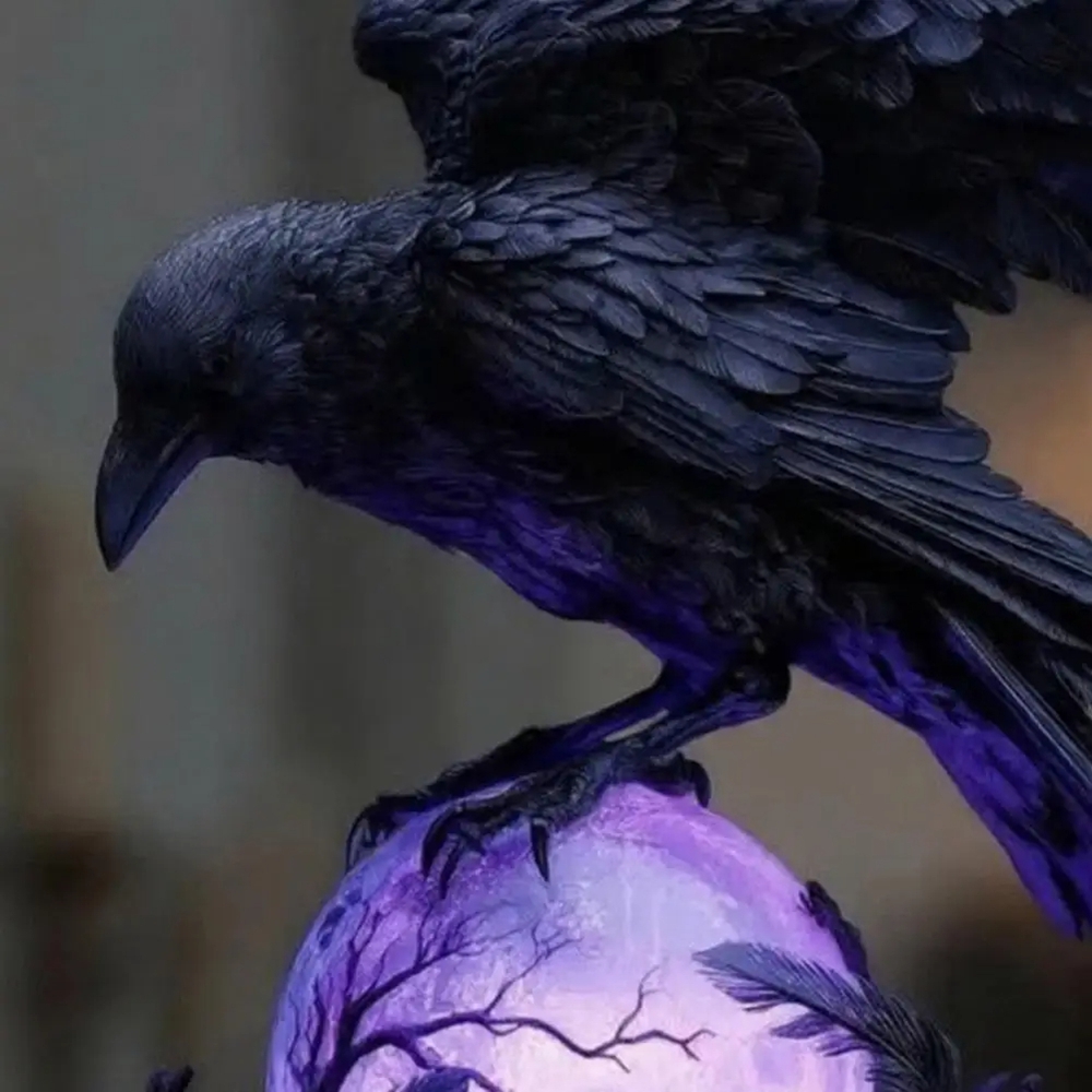 Unique Lighting Decor - โคมไฟ LED รูปอีกาแบบกอธิค งานประติมากรรมทำมือบนทรงกลมเรืองแสงสีม่วง ของตกแต่งลึกลับสำหรับตั้งโต๊ะเป็นไฟกลางคืน
