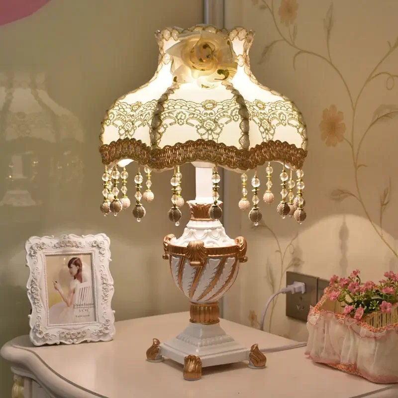 Decor Lighting The Parade - โคมไฟตั้งโต๊ะสไตล์นอร์ดิกวินเทจ โคมไฟตกแต่งห้องนั่งเล่นและห้องนอน วัสดุเรซิ่น